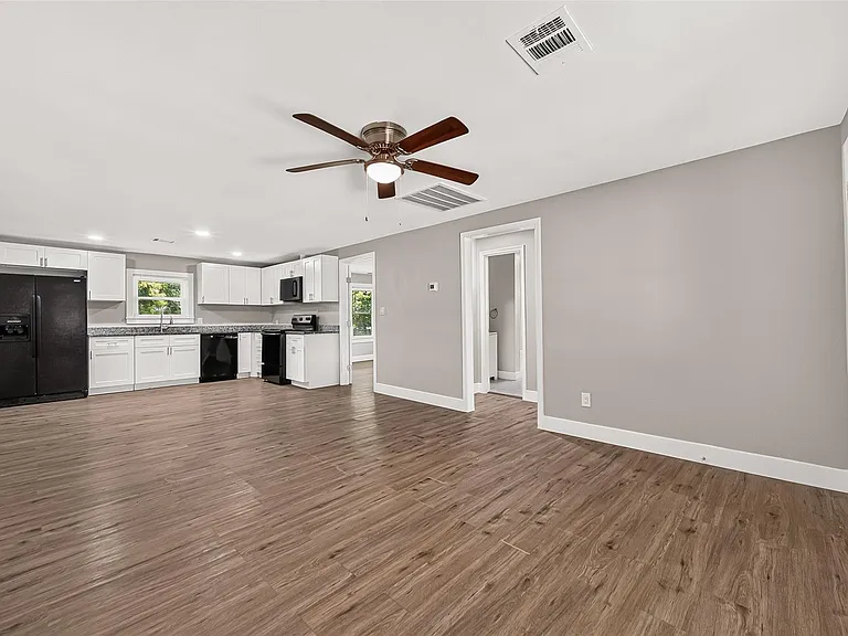 1213 Allen St — Photo 6