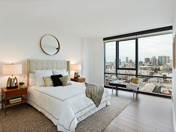 4th image of 250 King St Unit 1516