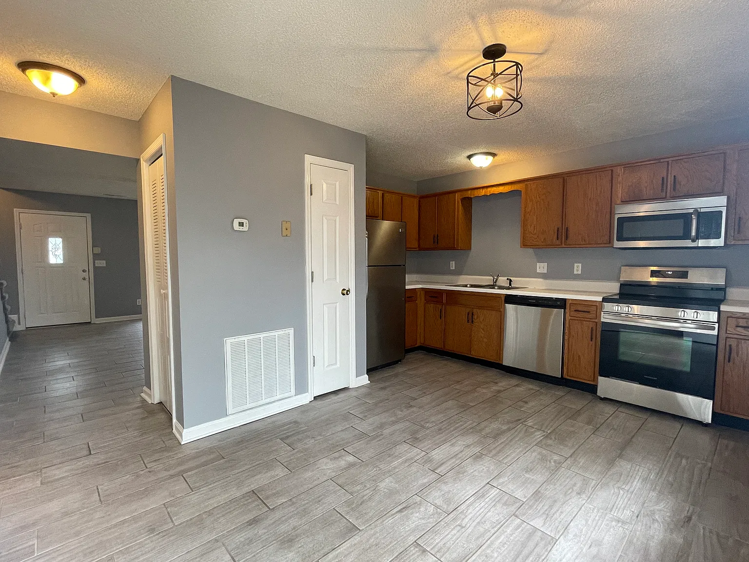 2 bed, 1.5 bath, 1264 sqft, $1,300 — Photo 3