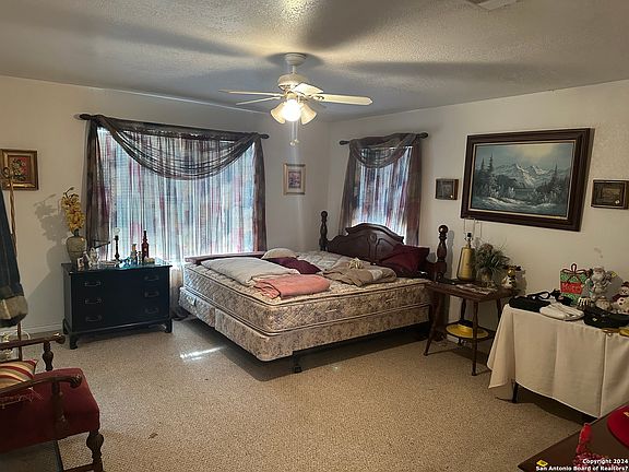 5th image of 977 N Live Oak Ave