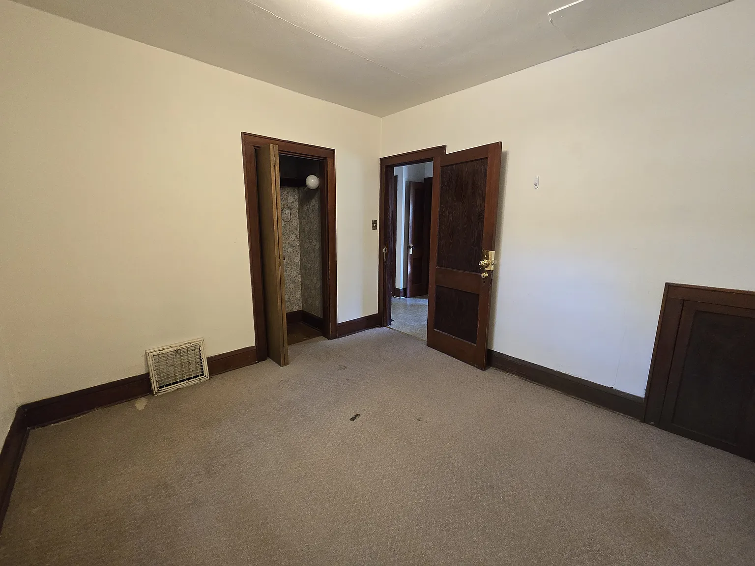 10 bed, 2.5 bath, 3000 sqft, $1,800 — Photo 2
