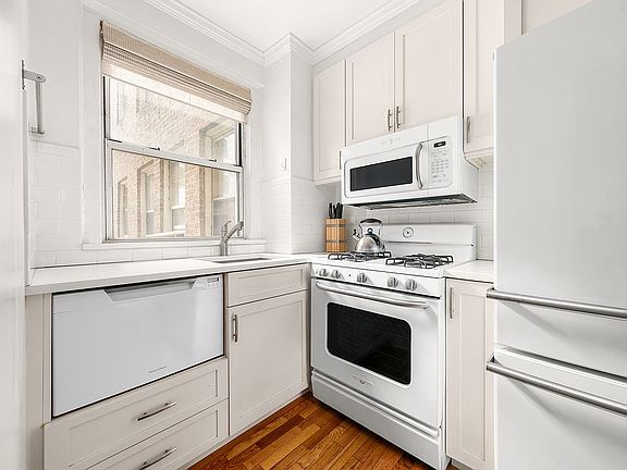 5th image of 333 E 43rd St APT 311