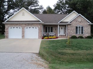 203 White Oak Dr, Newton, IL 62448