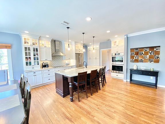 4th image of 10 Milemore Dr