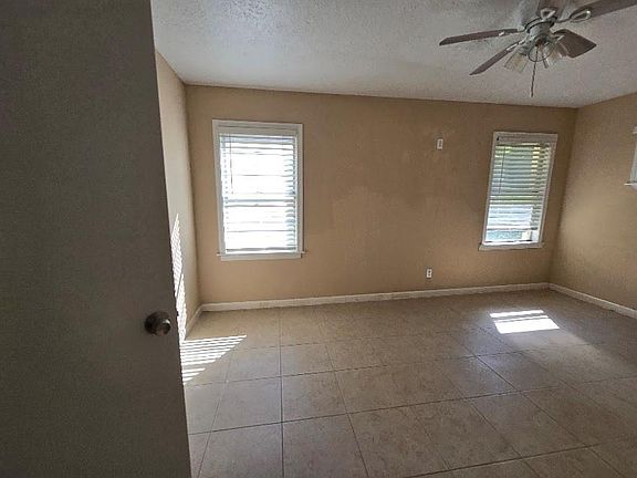 5th image of 1011 Oak Dr