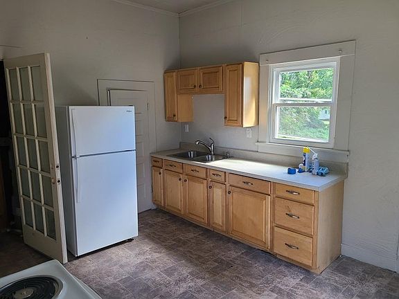 3rd image of 536 Park Ave #536