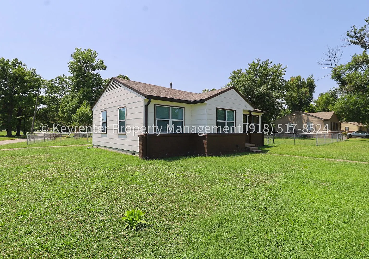 Beautifully Done 3 Bedroom House! Available for Immediate Move in! — Photo 3