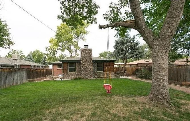 large backyard, perfect for pets