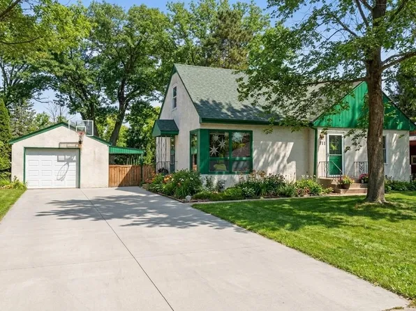 711 Grandview Ave W, Roseville, MN 55113