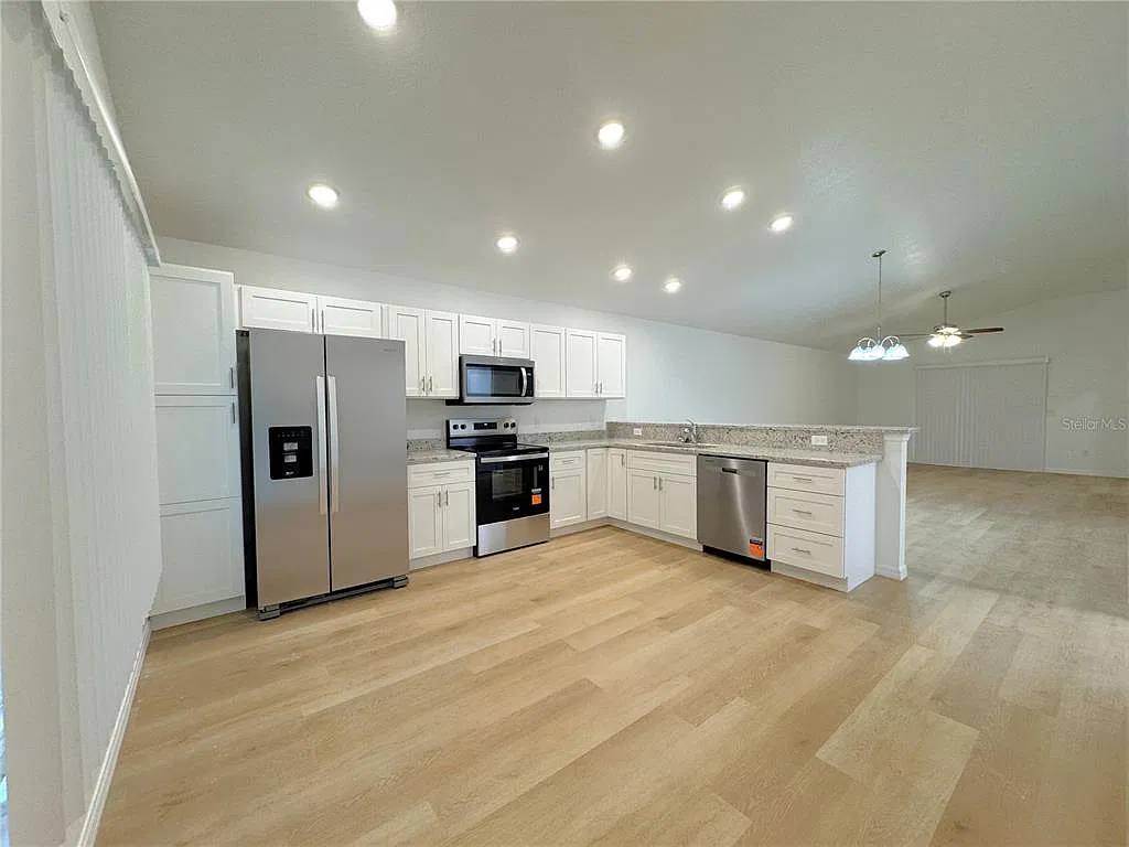 3 bed, 2.0 bath, 1489 sqft, $1,700 — Photo 3