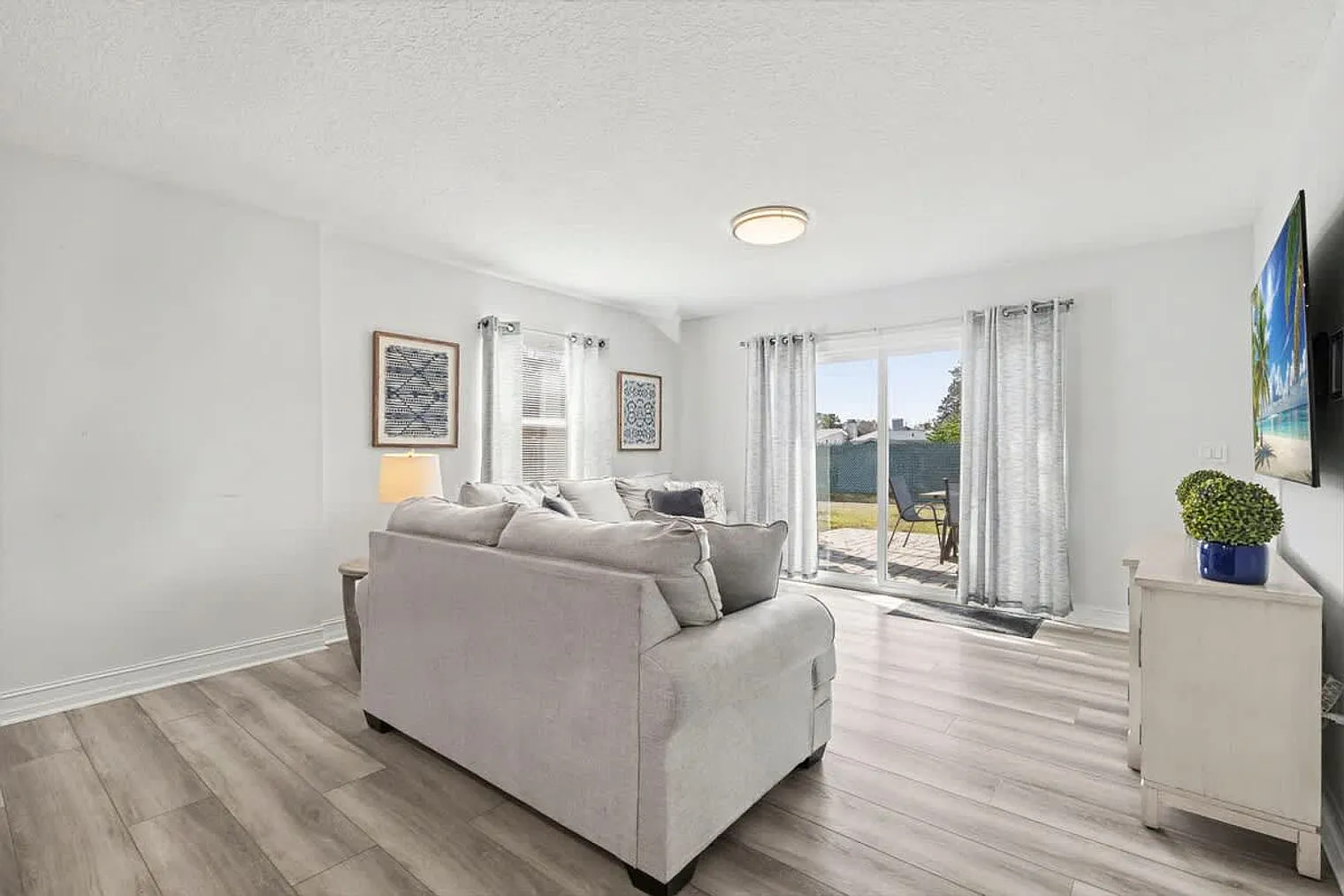 6 bed, 3.0 bath, 2647 sqft, $6,564 — Photo 4