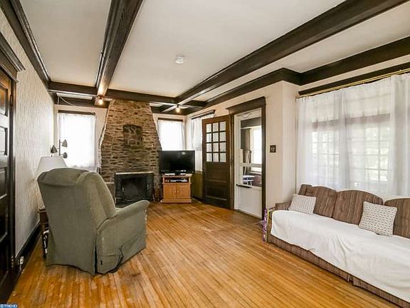 3rd image of 1134 Oak St