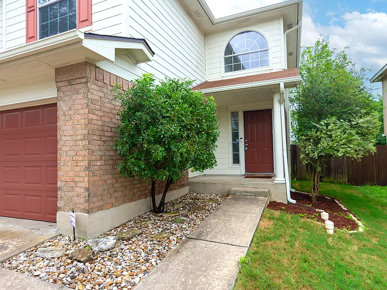 913 Coronation Way — Photo 3