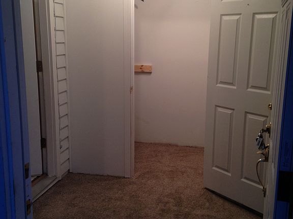Covered front porch w/closet