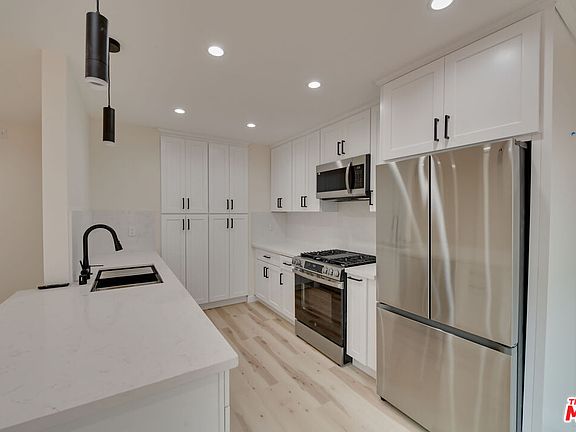 4th image of 928 N San Vicente Blvd APT 107