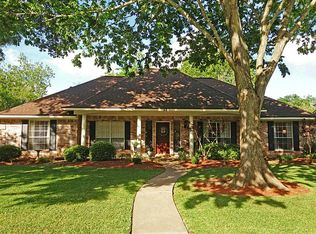 126 Poinciana St, Lake Jackson, TX 77566