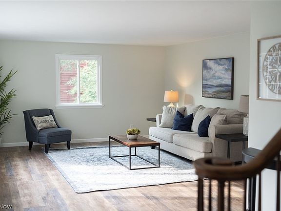 4th image of 7443 Hollycroft Ln