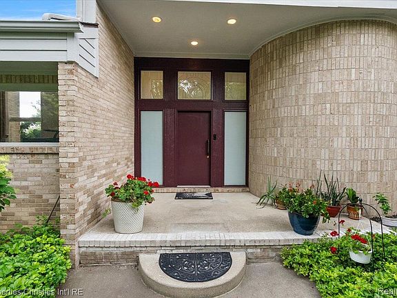 3rd image of 4948 Champlain Cir