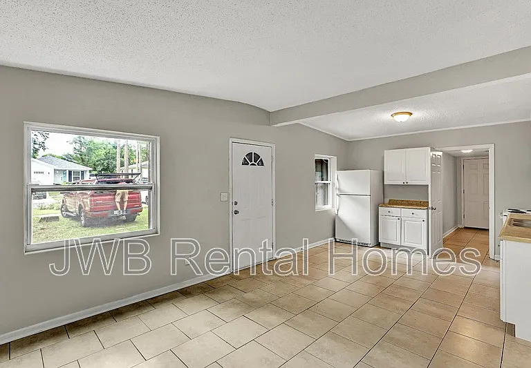 915 Wayne St — Photo 5