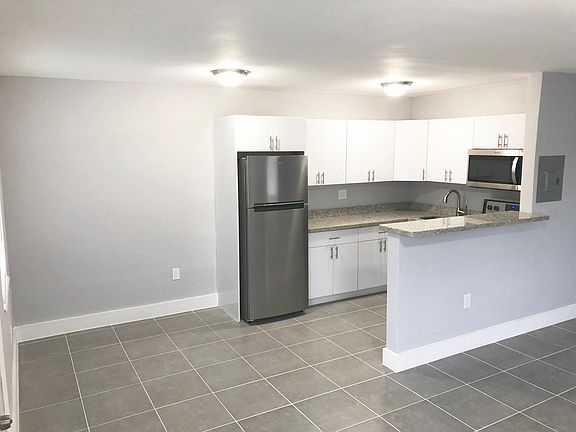 4th image of 1960 NE 161st St APT 107