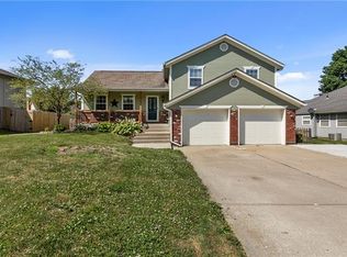 1007 SW Shorthorn Dr, Grain Valley, MO 64029