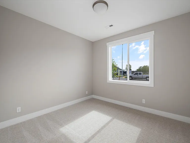 2720 S Beech St — Photo 34
