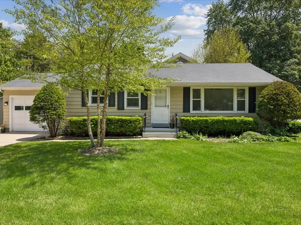 11 Logan Ave, Geneva, IL 60134