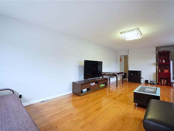 5th image of 589 Britton Ave