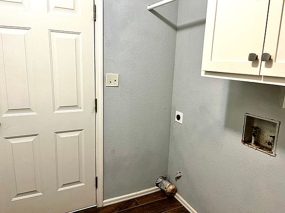 Utility room with electric and gas hook up.