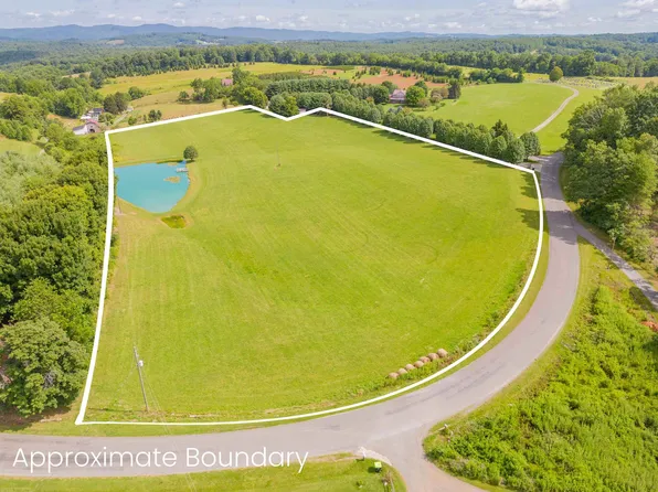 1972 Hunters Ridge Rd, Hillsville, VA 24343