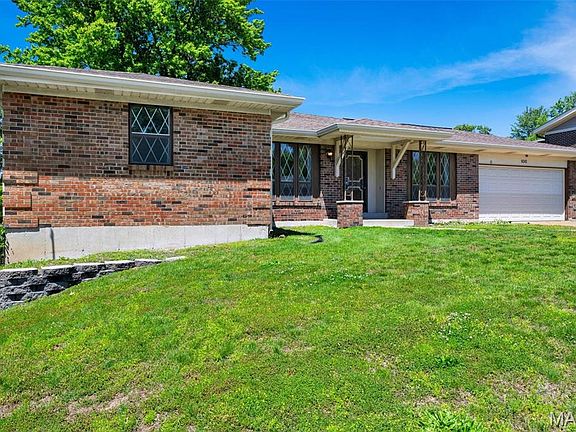 3rd image of 9243 Roger Lee Ln
