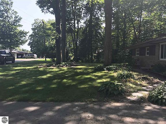 5th image of 3251 Crestview Dr