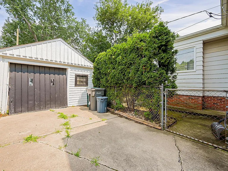 21530 Olmstead St — Photo 36