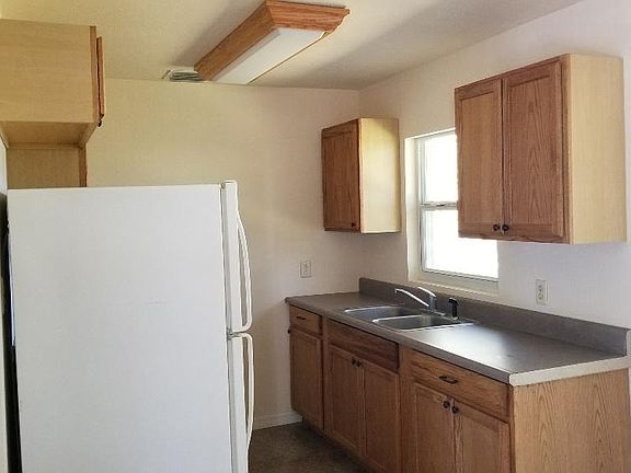 4th image of 214 Blett St