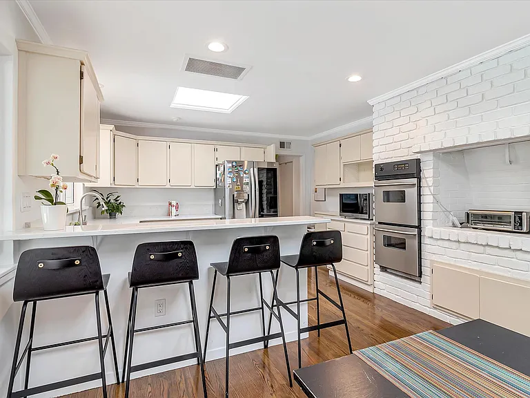 240 Oak Grove Ave — Photo 14