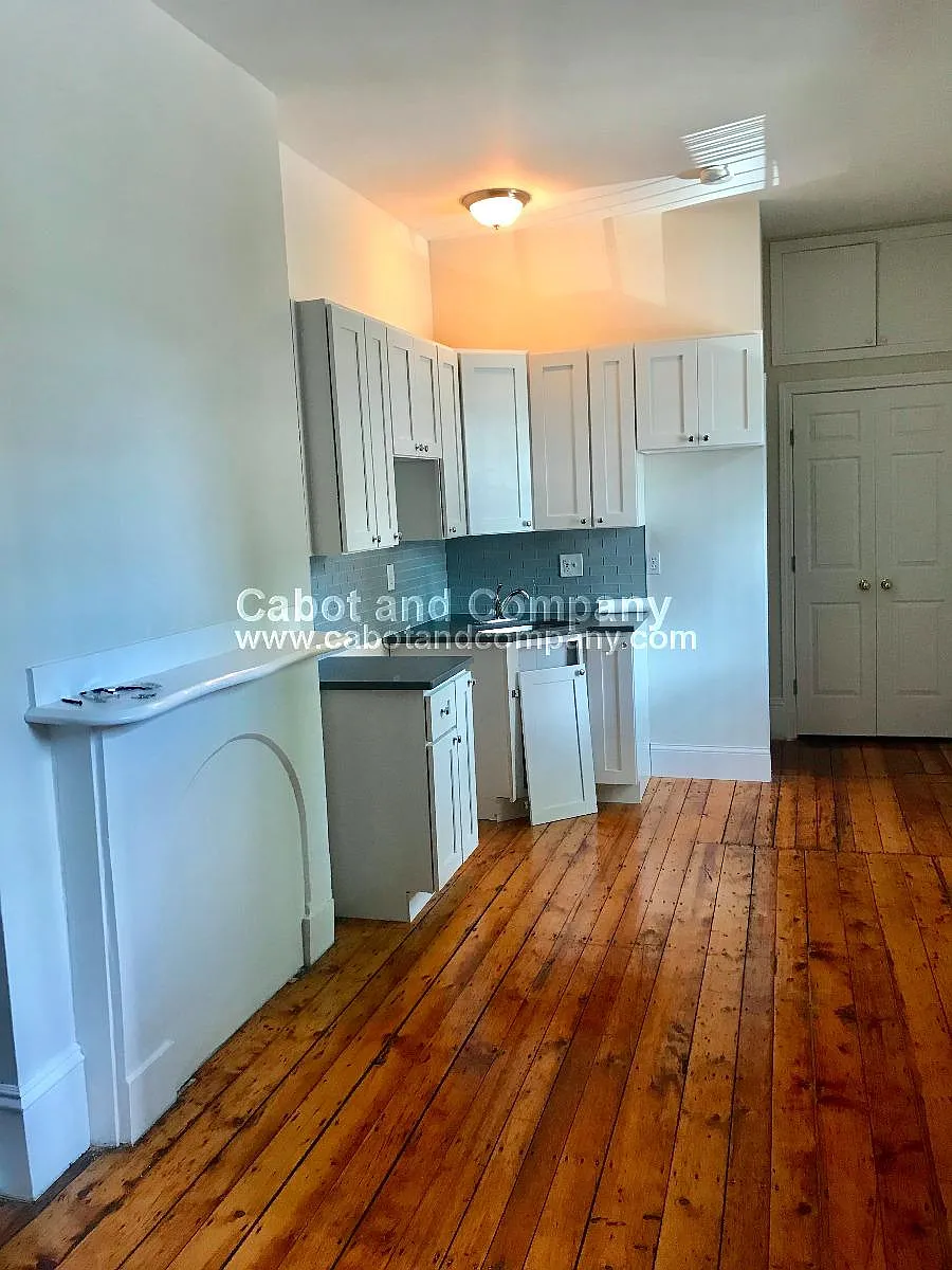 Building Photo - 614 Massachusetts Ave #4