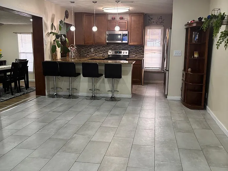 818 E Flag Ln — Photo 5