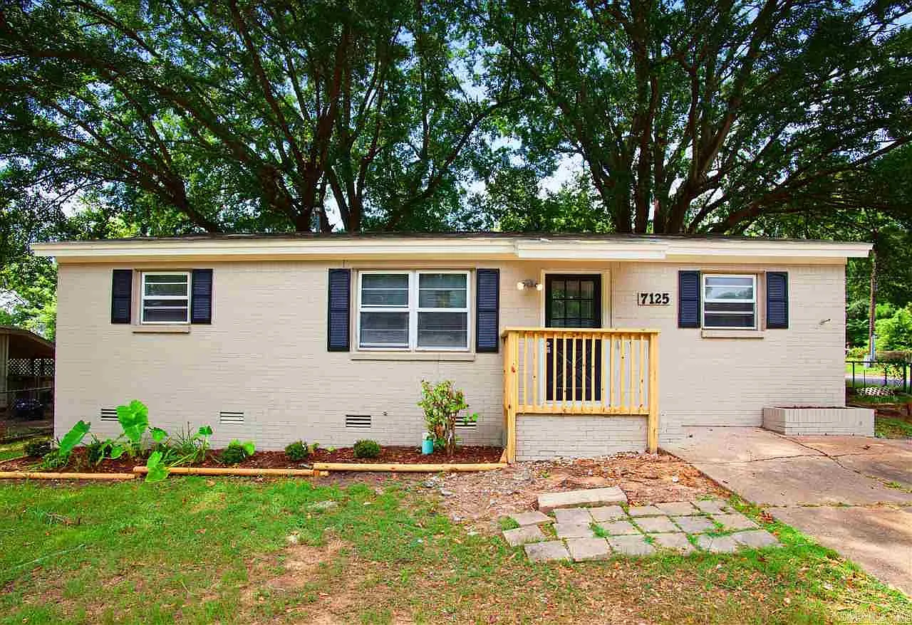 3 bed, 1.0 bath, 1092 sqft, $1,025 — Photo 1