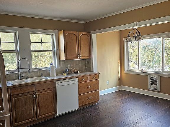 Kitchen, breakfast nook.