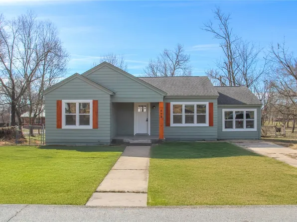 698 Park Cir, Gentry, AR 72734