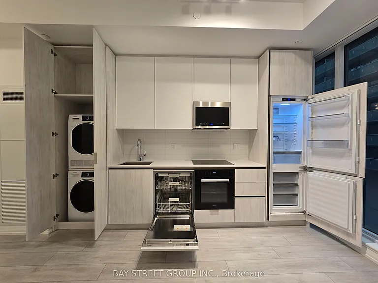 400 King St W #802 — Photo 6