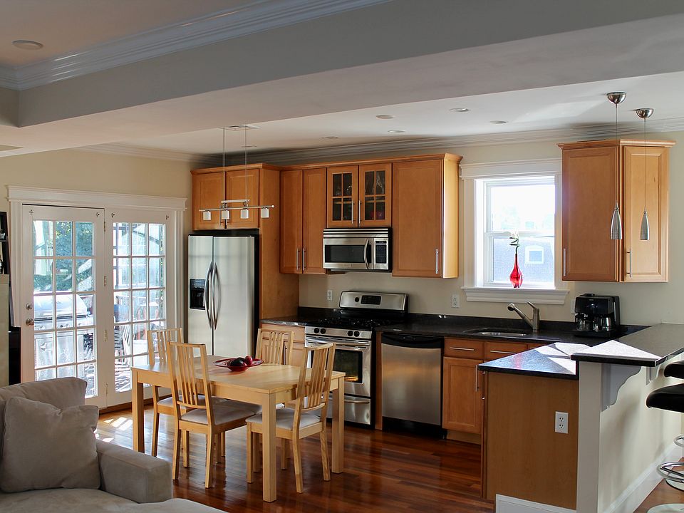 eat-in kitchen and bar
