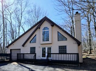 365 Gold Finch Rd, Bushkill, PA 18324