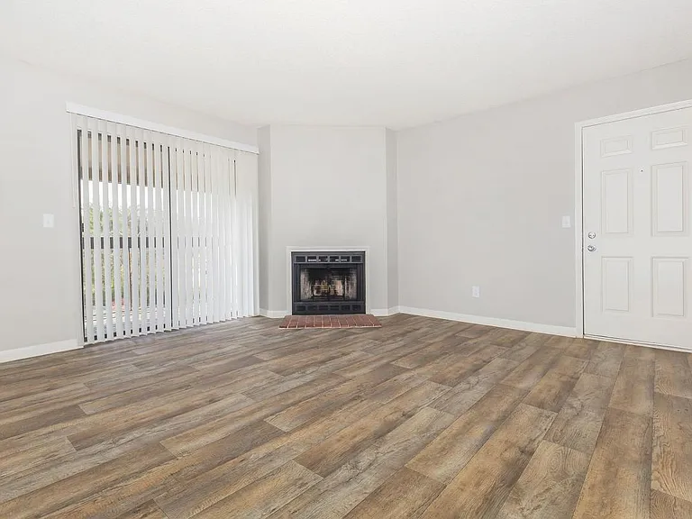 Hillhurst Apartments — Photo 11