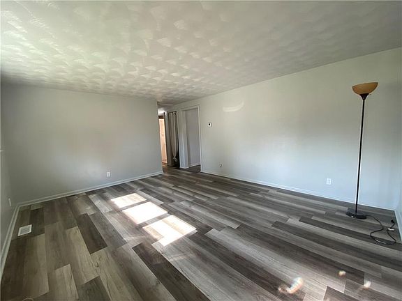 2nd image of 1413 Evelyn Ln
