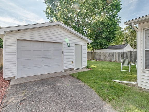 4th image of 79 Cedar Ave S