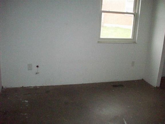 4th image of 629 Benbow Cir