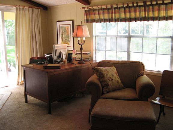 Den : Large window lets in light