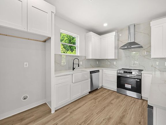 4th image of 223 Oak St