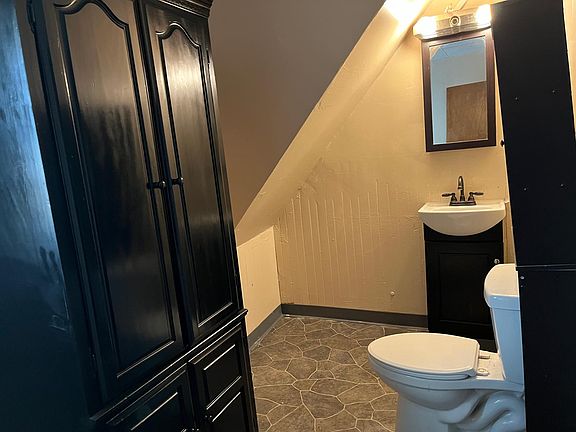 2nd image of 442 Gold St #1